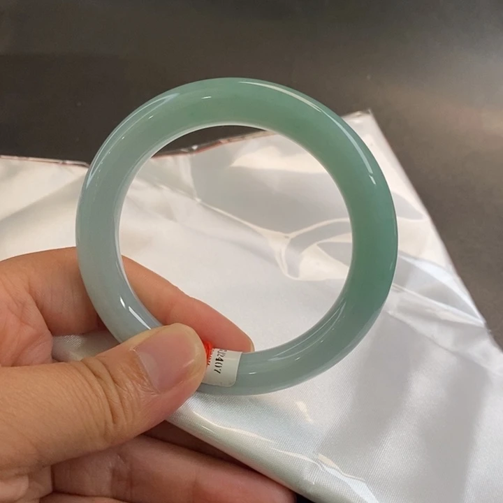 翡翠手镯未镶嵌55圈