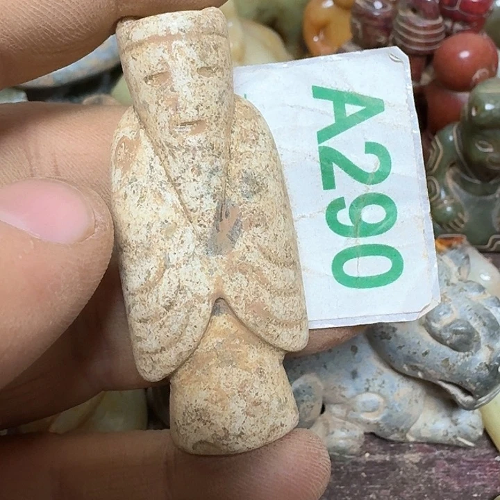 蛇纹石玉颈饰未镶嵌