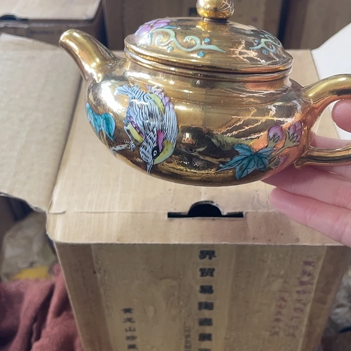 茶壶紫砂原矿泥料手工制作的一把紫砂壶。