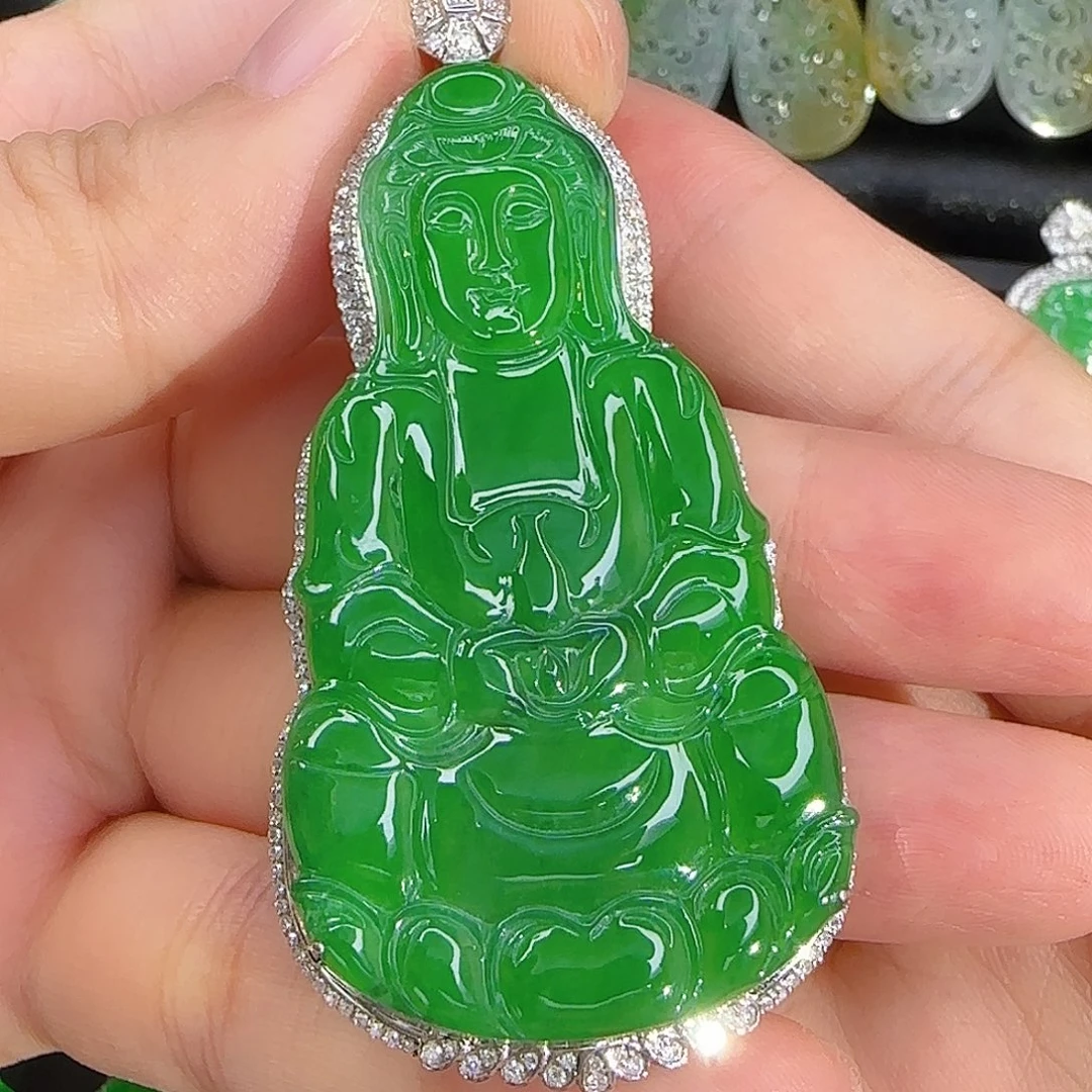 颈饰18K金镶嵌翡翠阳绿大观音