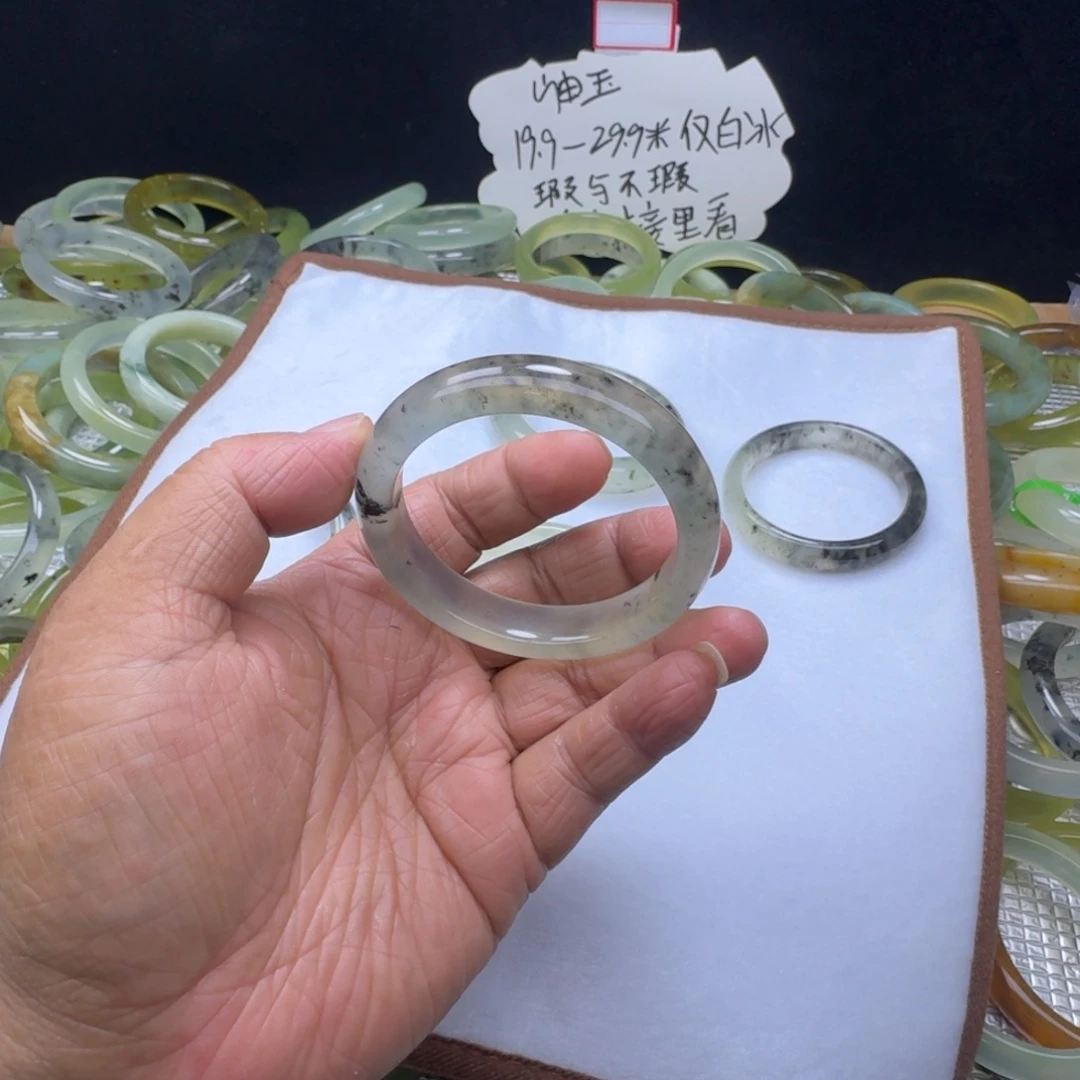 宝***卷蛇纹石玉未镶嵌手镯