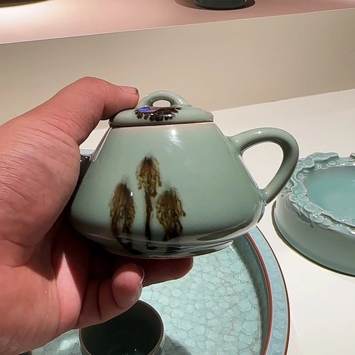 ****菜龙泉青瓷石瓢点彩壶