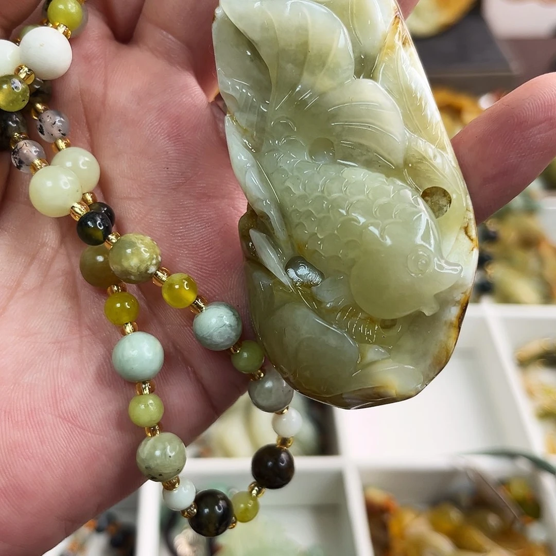 蛇纹石玉颈饰未镶嵌