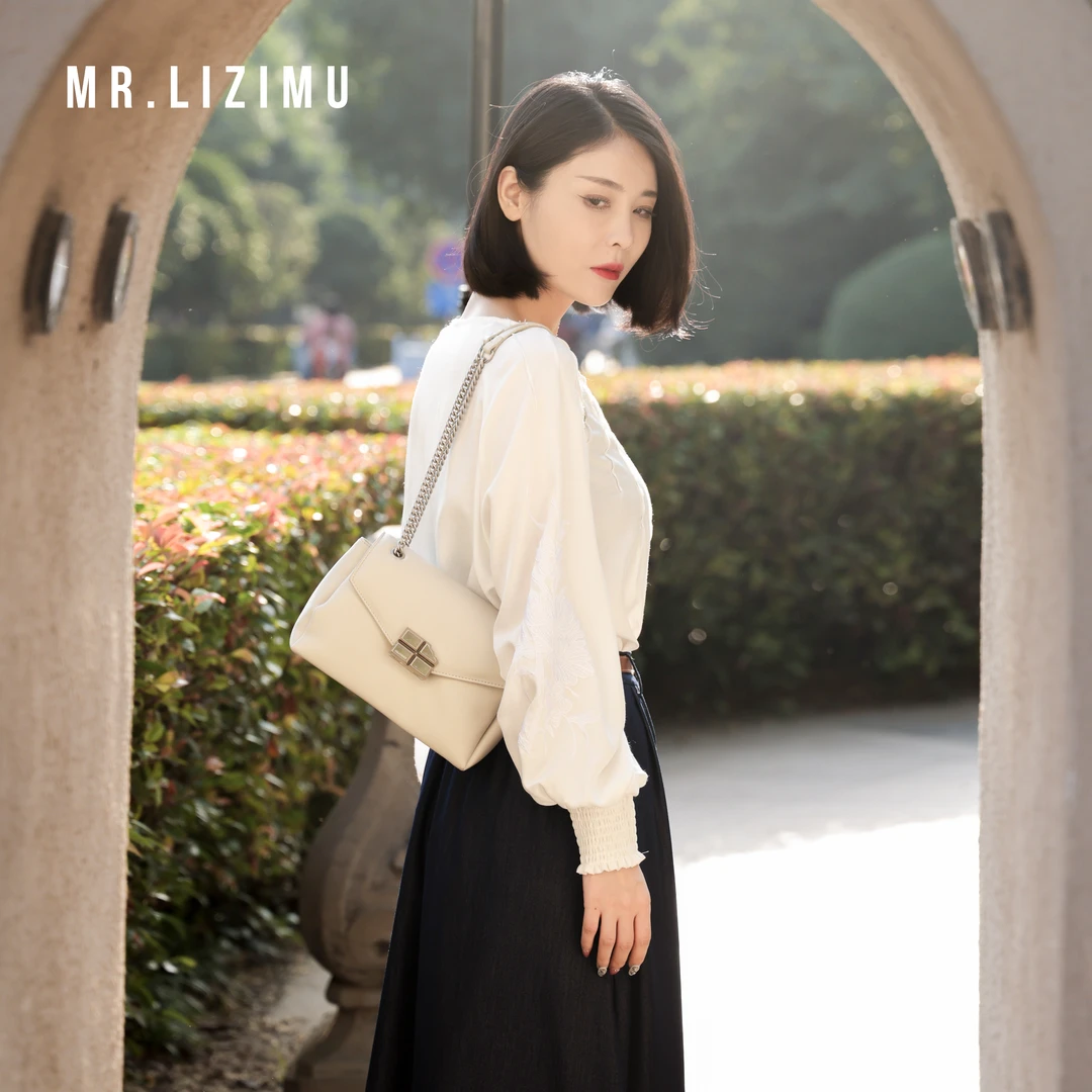 李子木先生早春别致漂亮小衫打底时尚白色法式褶皱刺花欧若风穿搭