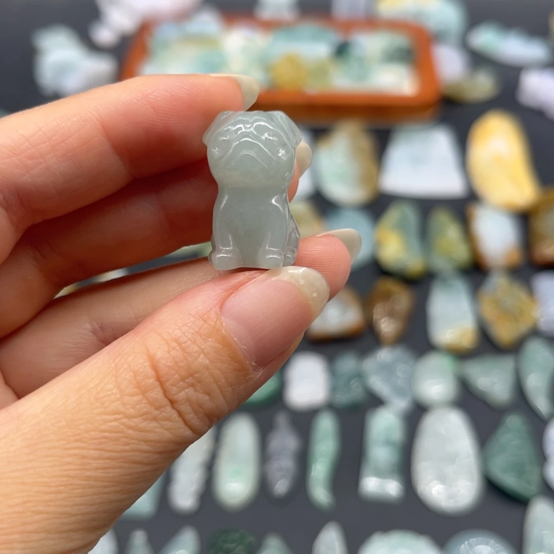 翡翠未镶嵌颈饰狗