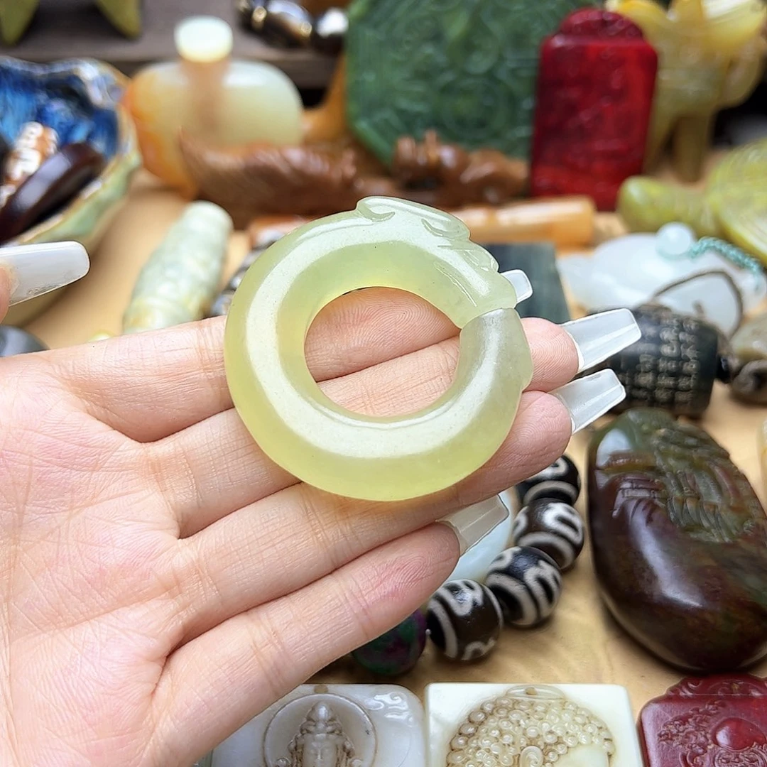 蛇纹石玉未镶嵌颈饰