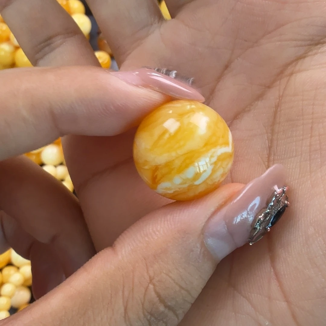 赶***的蜜蜡未镶嵌珠宝奇石