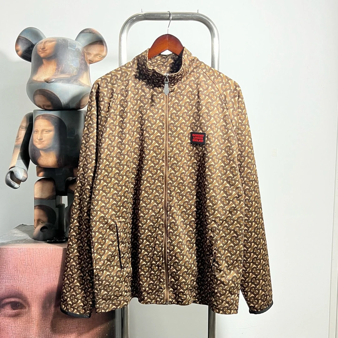 99新 BURBERRY/博柏利 满印tb拉链外套 V1410尺码：L胸围61衣长72