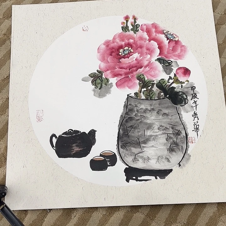 国画花鸟的翅膀和翅膀都是白色的羽毛和白色