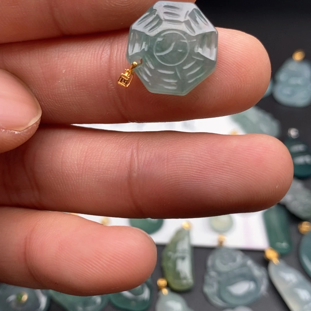 颈饰18K金镶嵌翡翠