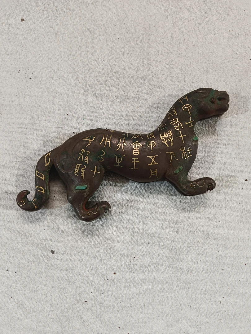 错金纹镶嵌虎符，长13高5.5CM，整体器型完好无损。