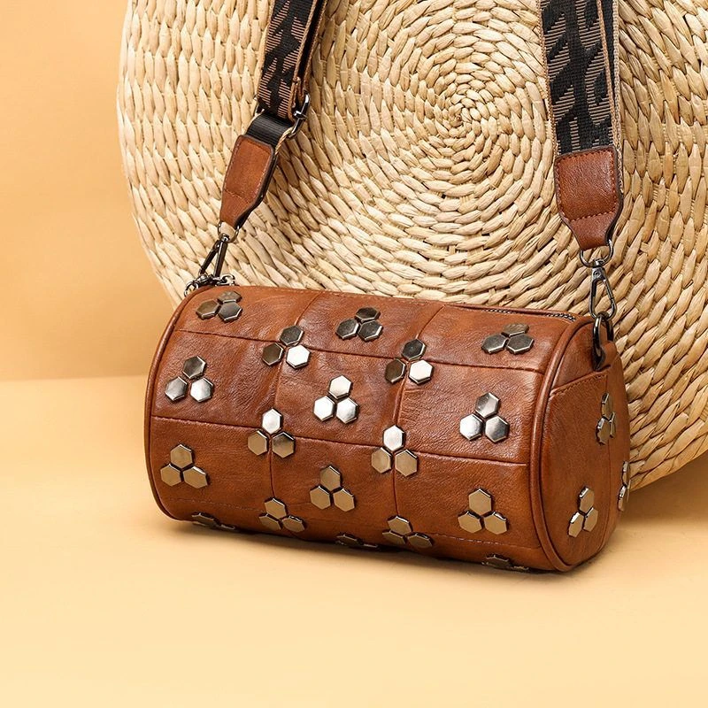 圆桶包女斜挎2024新款软皮铆钉斜挎包时尚休闲宽肩带枕头包拼接