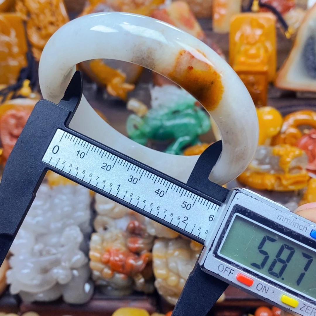 未镶嵌石英质玉（黄龙玉）颈饰