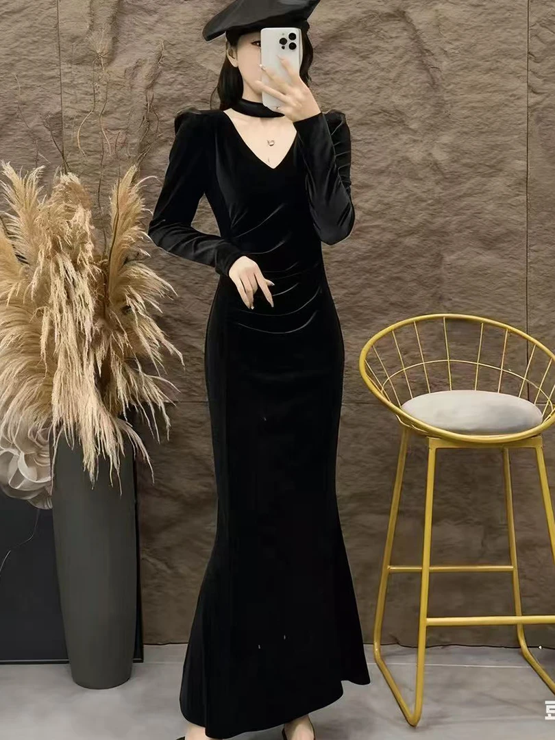 法式轻奢风丝绒V领长袖连衣裙女2025秋季新款收腰显瘦鱼尾长裙子