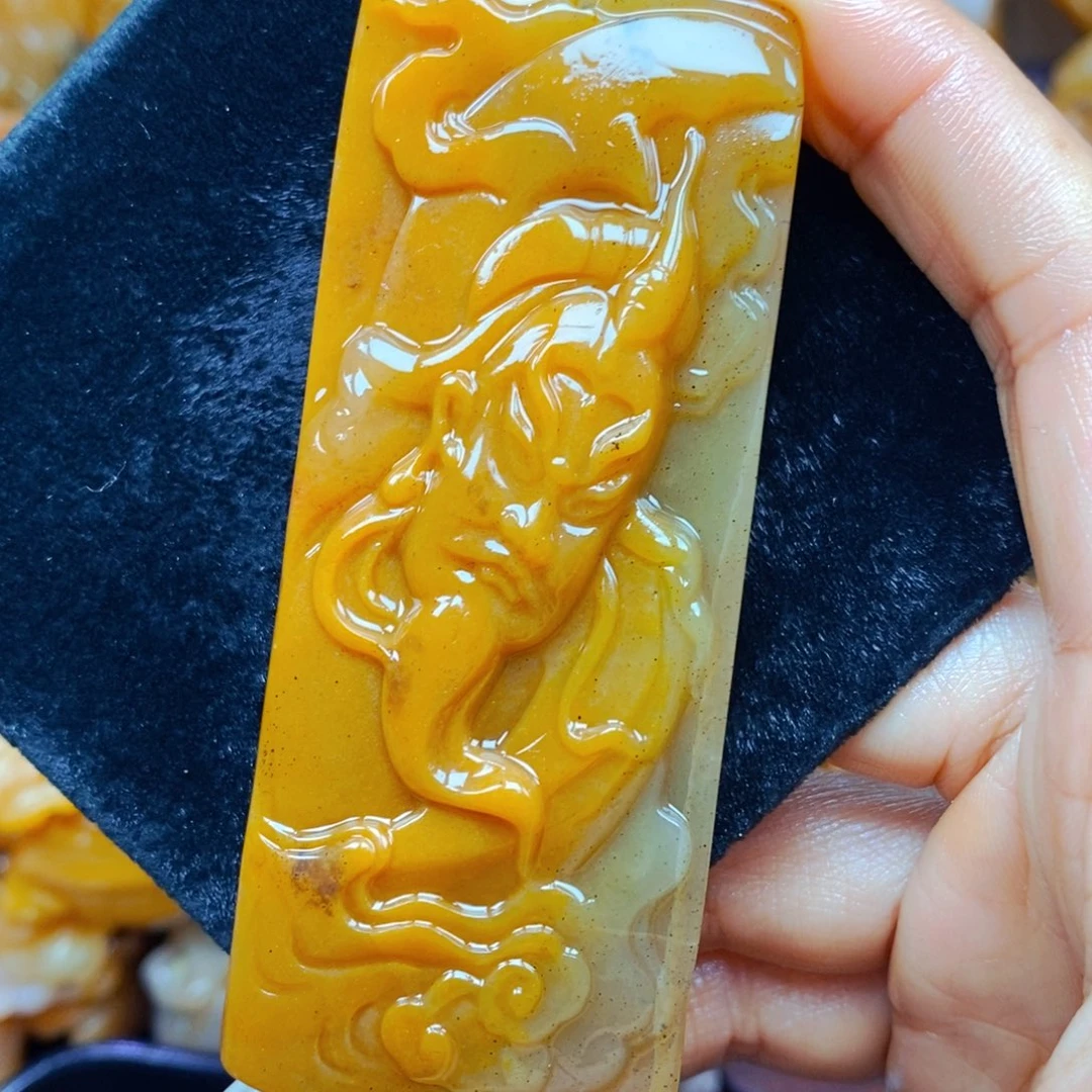 未镶嵌石英质玉（黄龙玉）颈饰