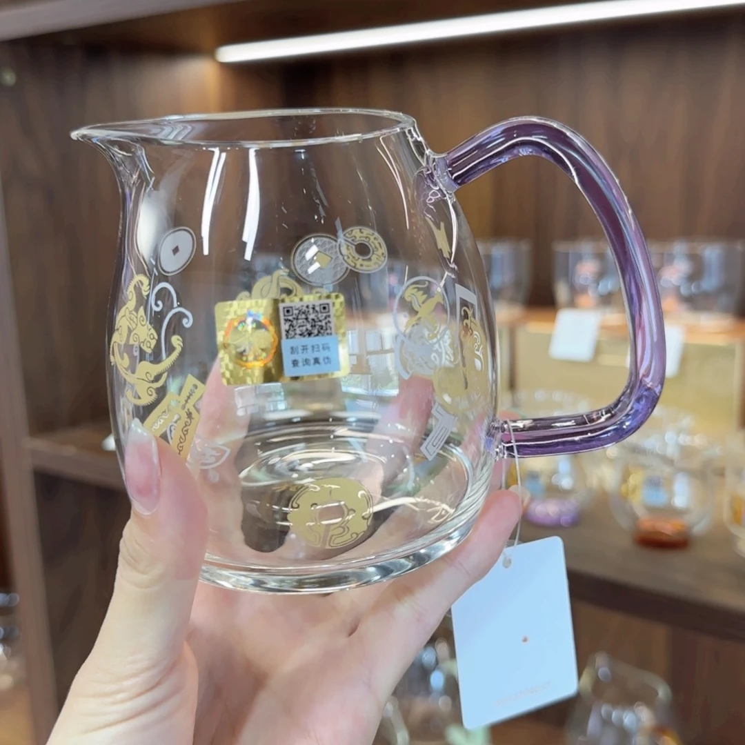 瑞币纹泰然浅紫公道杯。