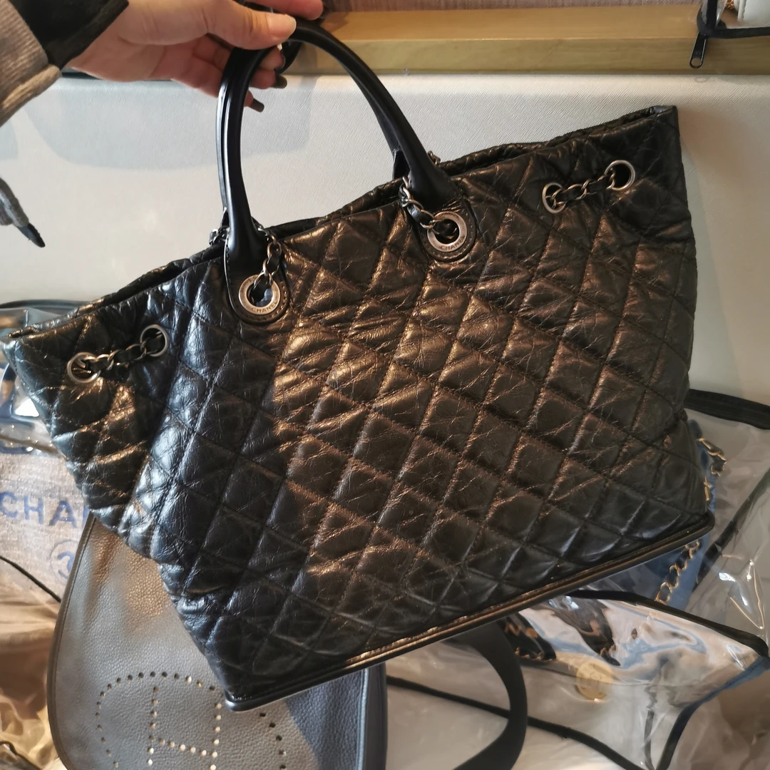 99新 Chanel/香奈儿 包展 黑银托特包