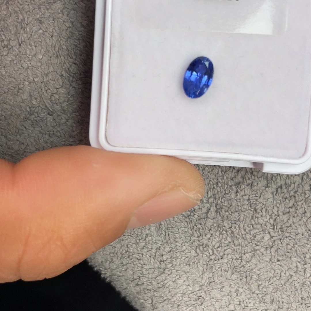 蓝宝石裸石未镶嵌1.036Ct。