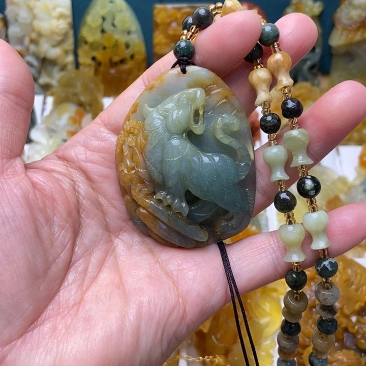 君***泽蛇纹石玉未镶嵌颈饰