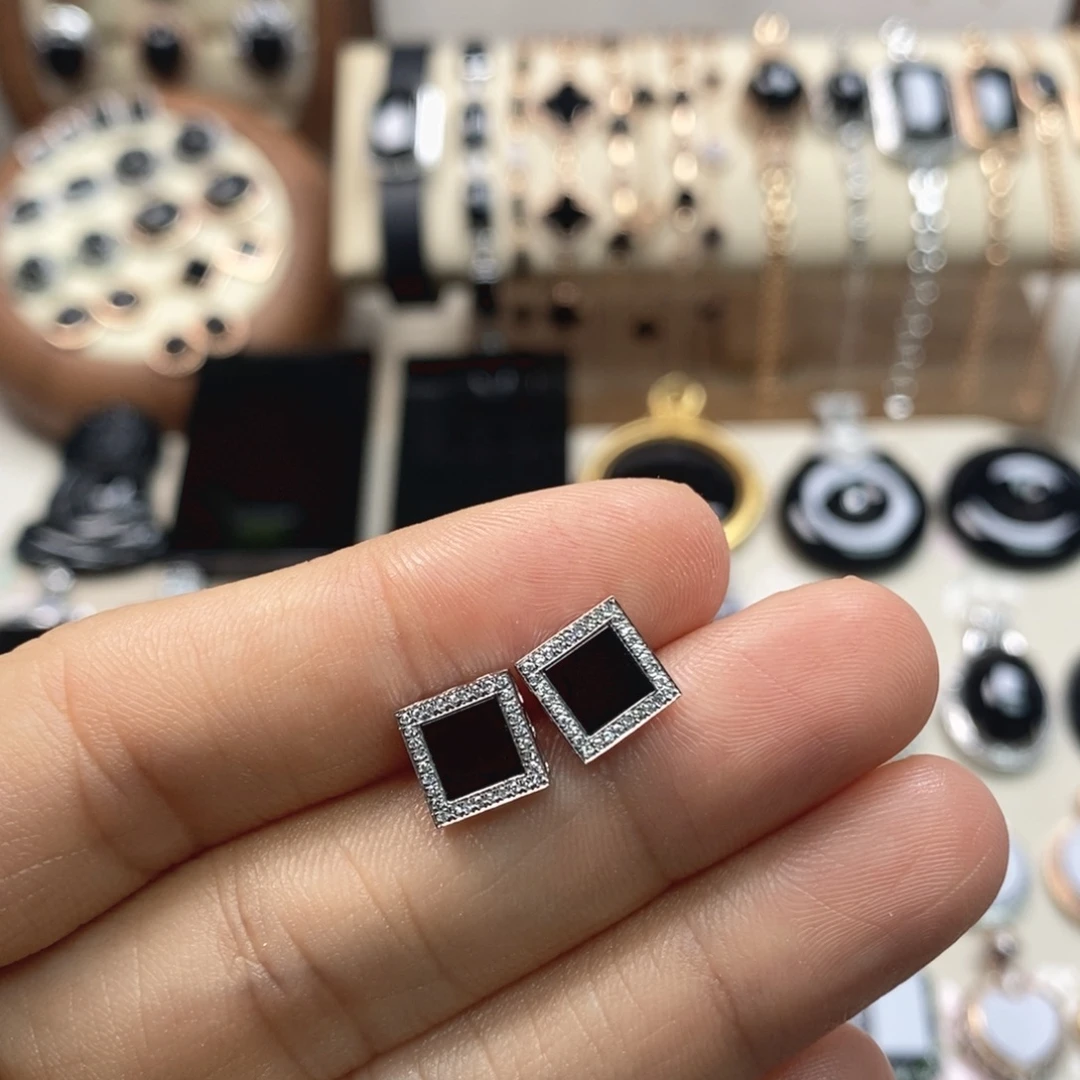 18K金镶嵌翡翠耳饰