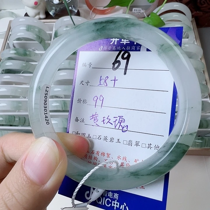 未镶嵌手镯石英质玉