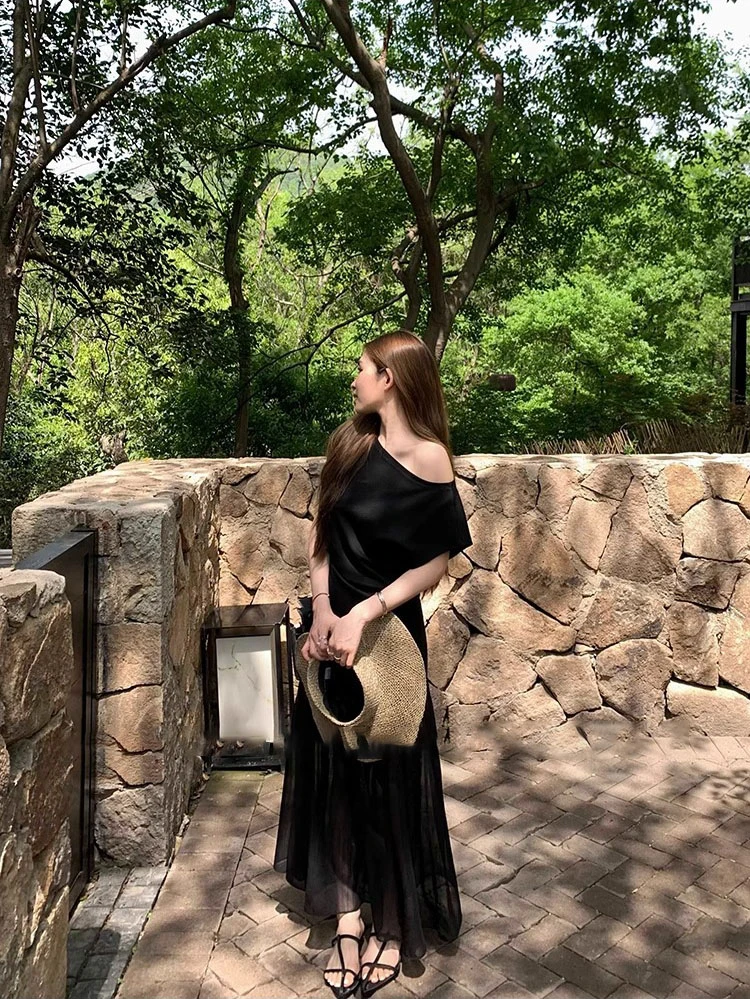 法式高级感温柔风度假连衣裙2025夏日新款极简风气质拼接斜肩长裙