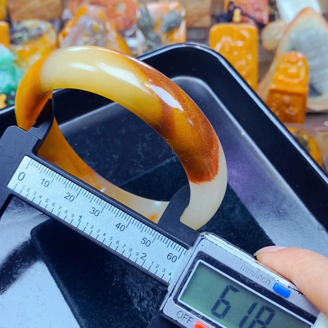 未镶嵌石英质玉（黄龙玉）颈饰
