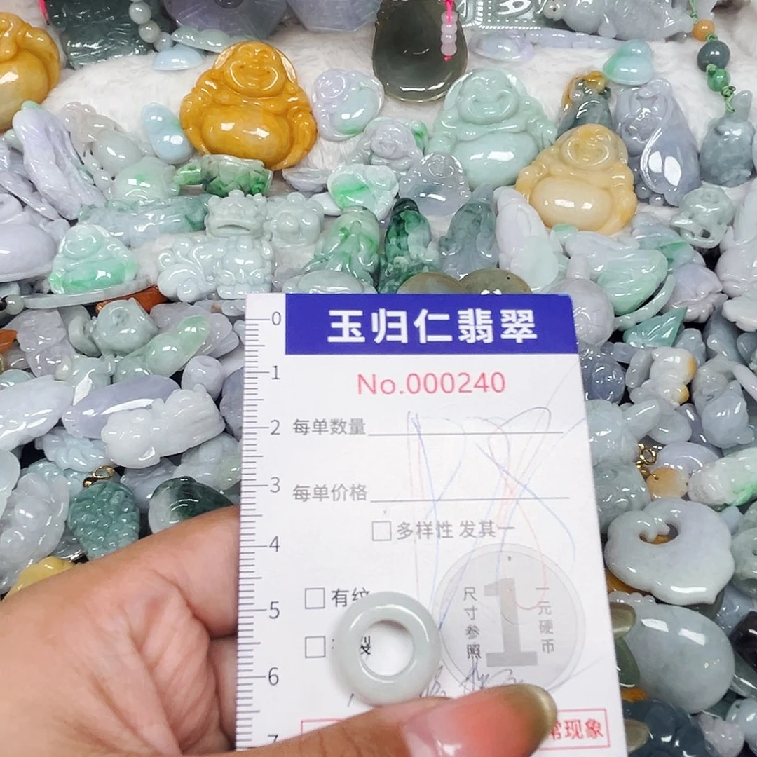 翡翠未镶嵌颈饰Qqq