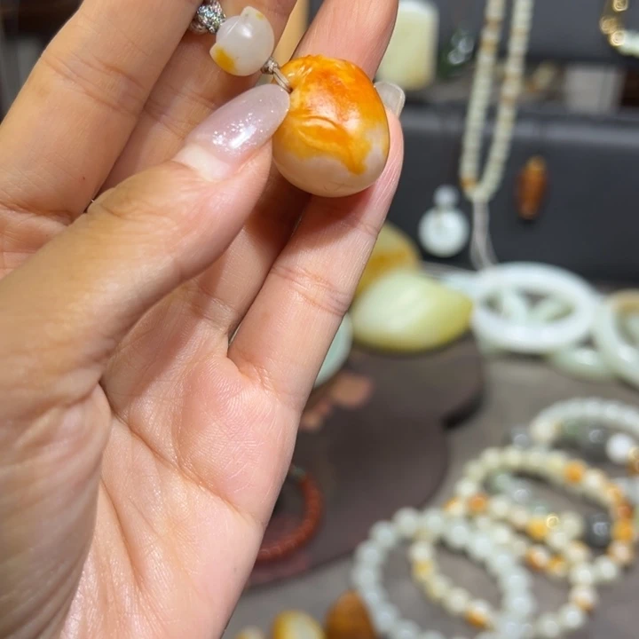 颈饰未镶嵌和田玉辉*