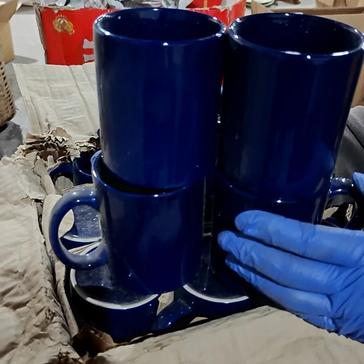 瓷片盘子碗茶壶啥都有