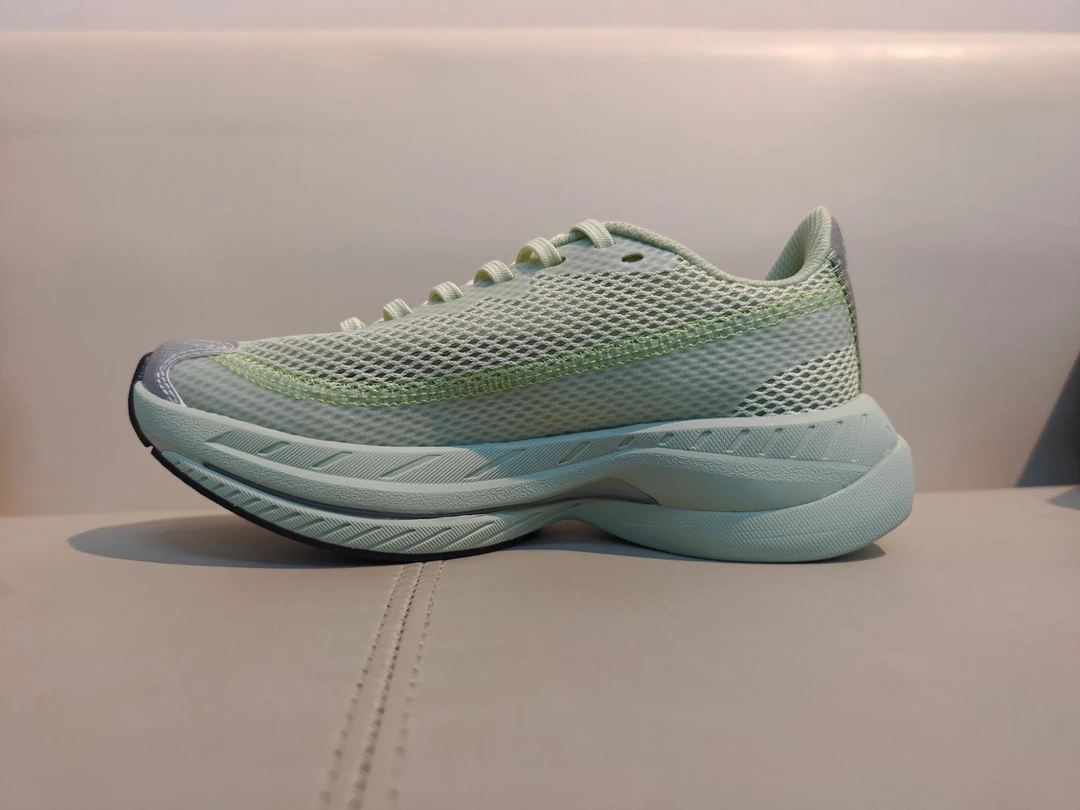 老王甄选 夏季新款 时尚百搭轻便透气网面情侣款运动休闲鞋