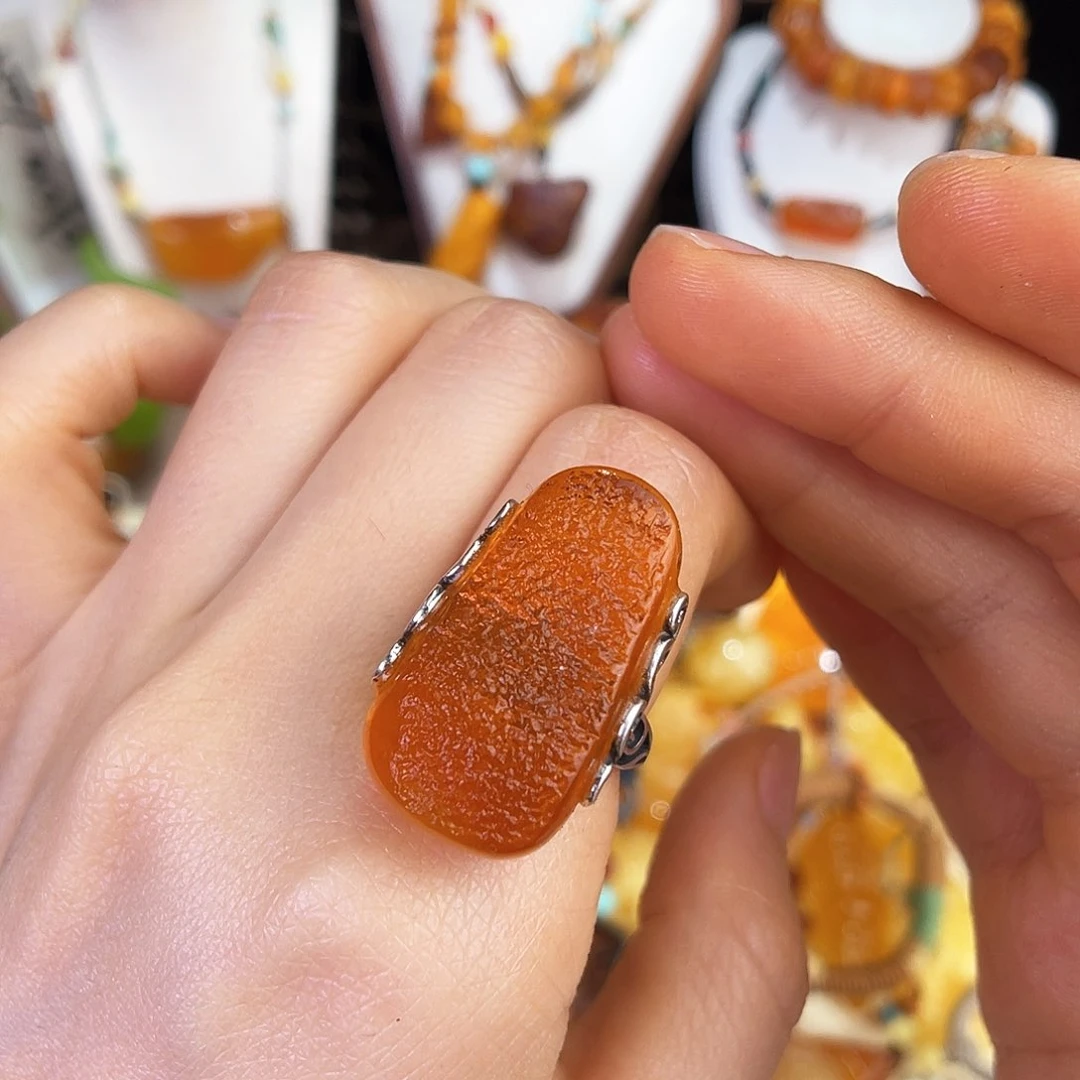 未镶嵌琥珀珠宝奇石。