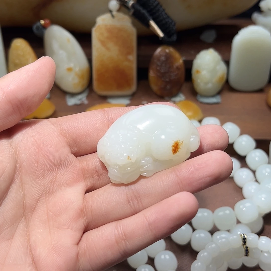 赵***瘦和田玉未镶嵌颈饰