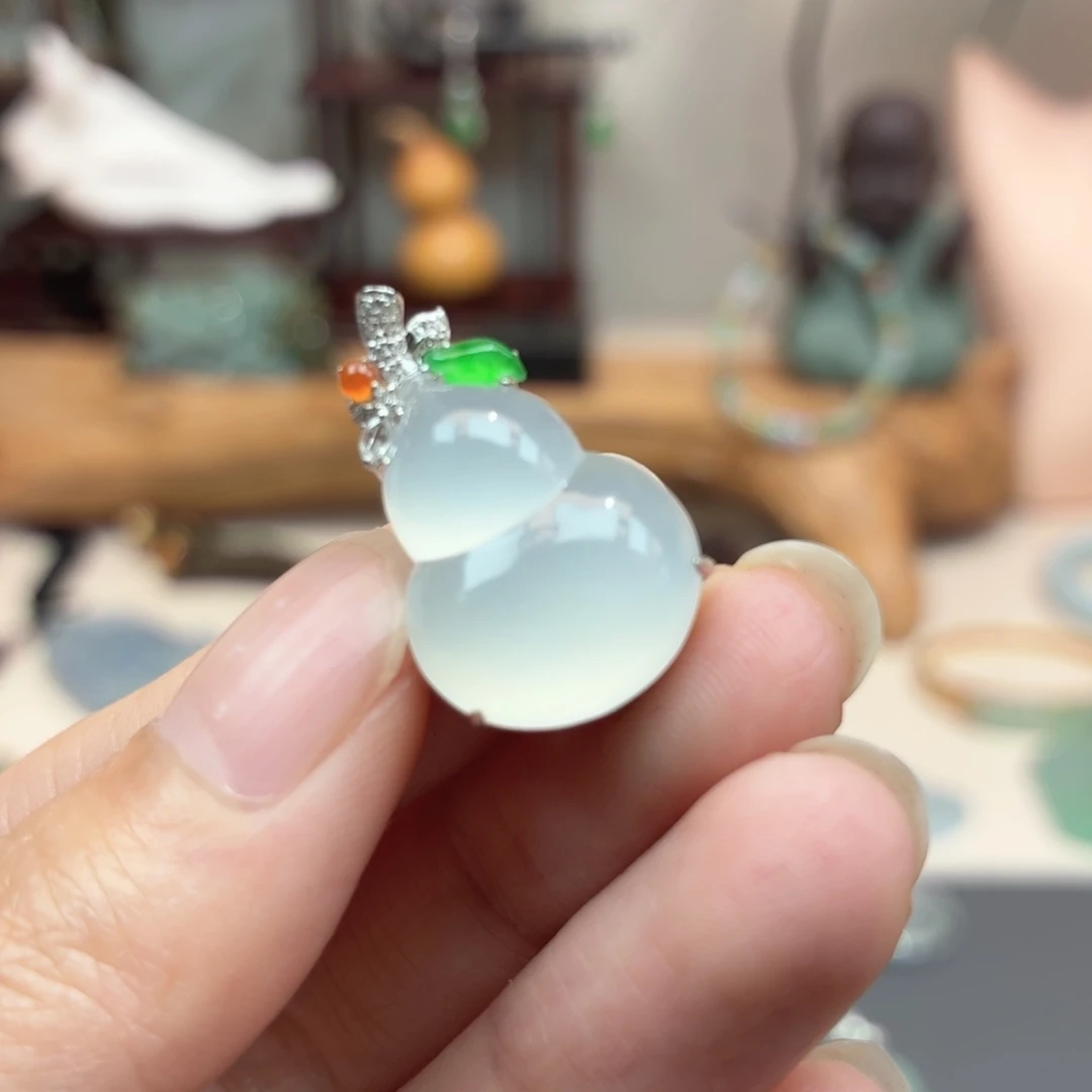 翡翠18K金镶嵌颈饰吊坠