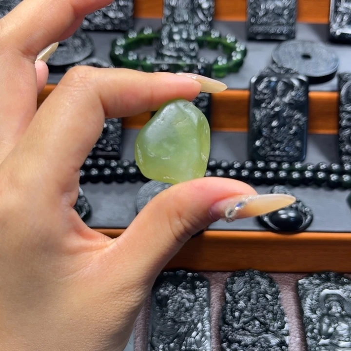 薄***香和田玉未镶嵌颈饰