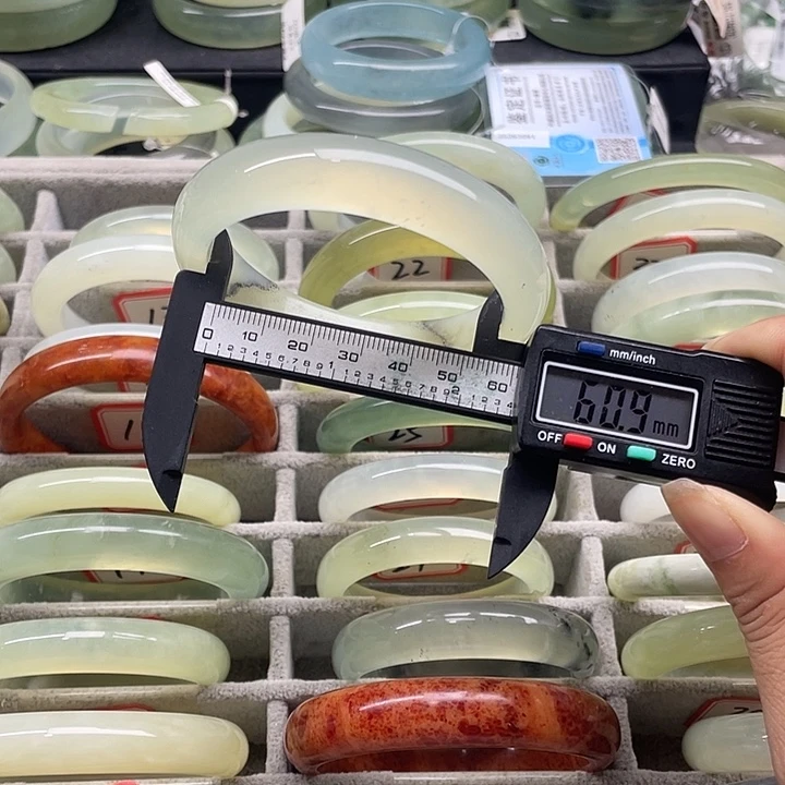 蛇纹石玉未镶嵌手镯11