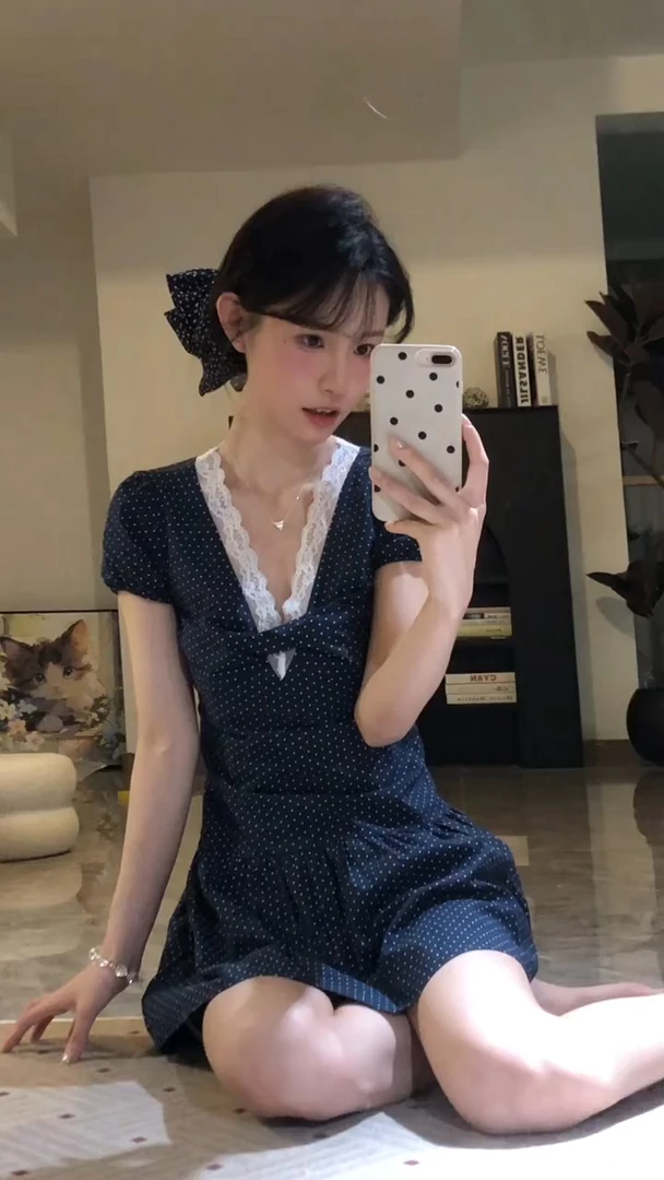 时尚法式INS风时尚连衣裙显瘦性感复古小香风修身收腰气质显瘦