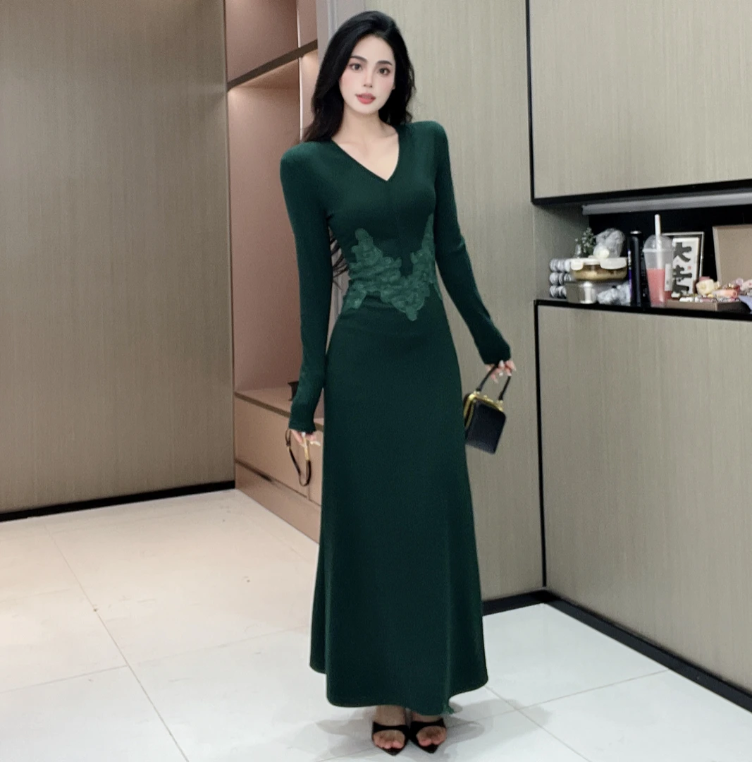秋冬新款气质温柔收腰显瘦V领纯欲高级时尚连衣裙