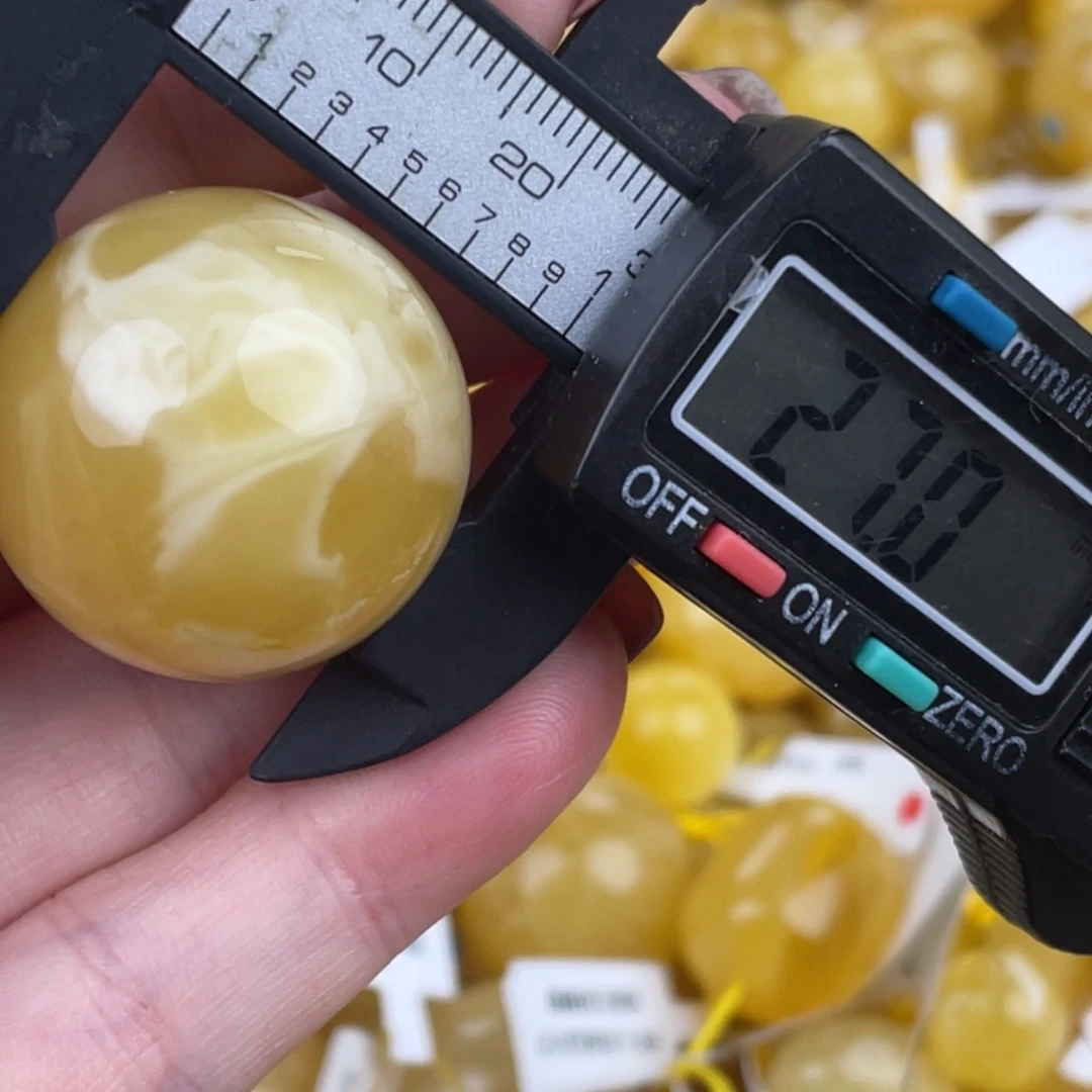 未镶嵌琥珀裸石微瑕355