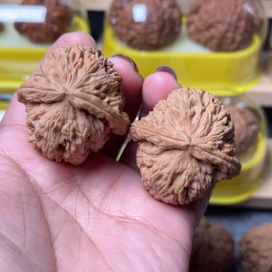 文玩核桃吊坠白狮子