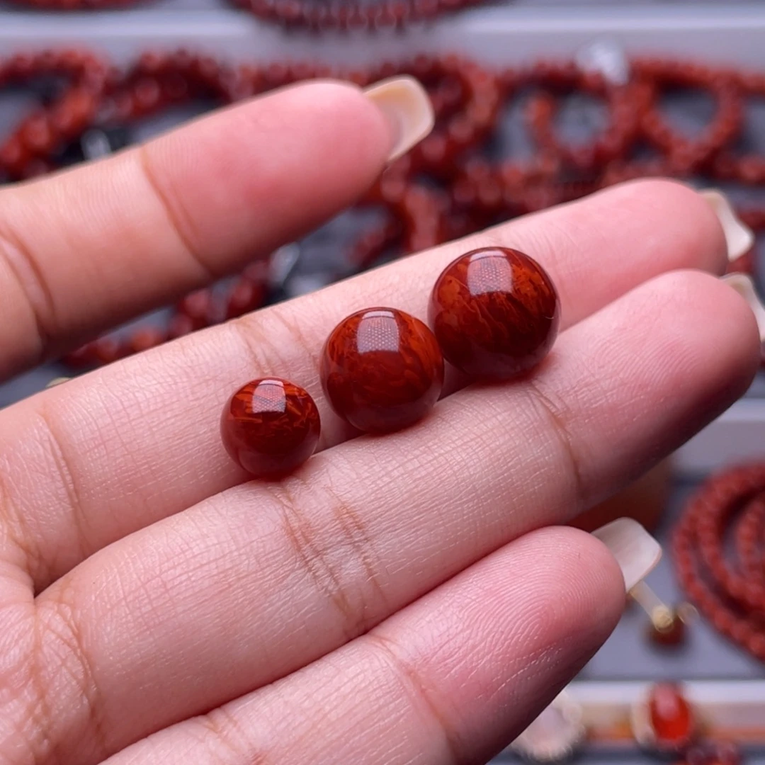 彤***南红玛瑙未镶嵌其他原矿）7.8-11-10极品牛血火焰纹圆珠