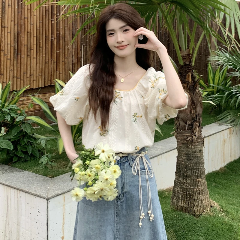 慕兔法式复古方领刺绣泡泡袖上衣女2025夏新款别致设计感小众衬衫