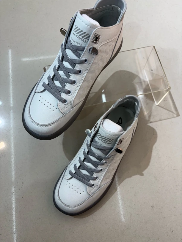柔软舒适经典小白鞋