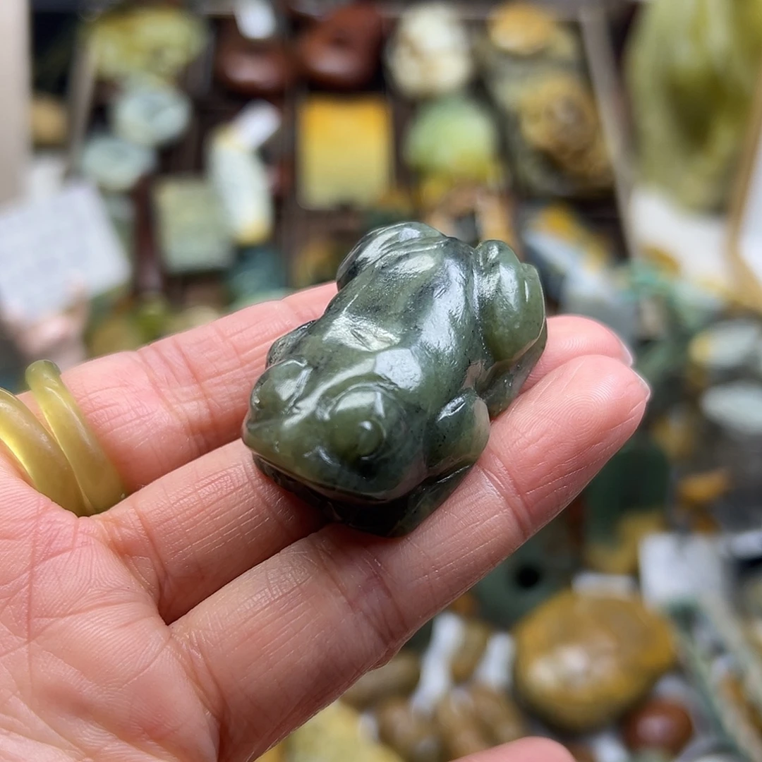 岫岩河磨玉（透闪石质玉）未镶嵌颈饰河磨玉呱呱来财