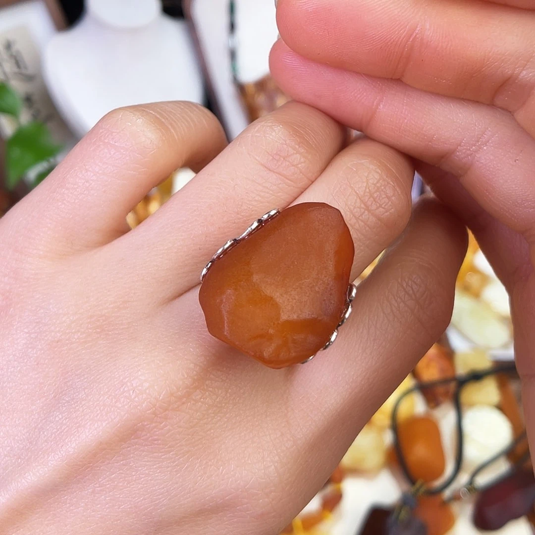 琥珀珠宝奇石未镶嵌。