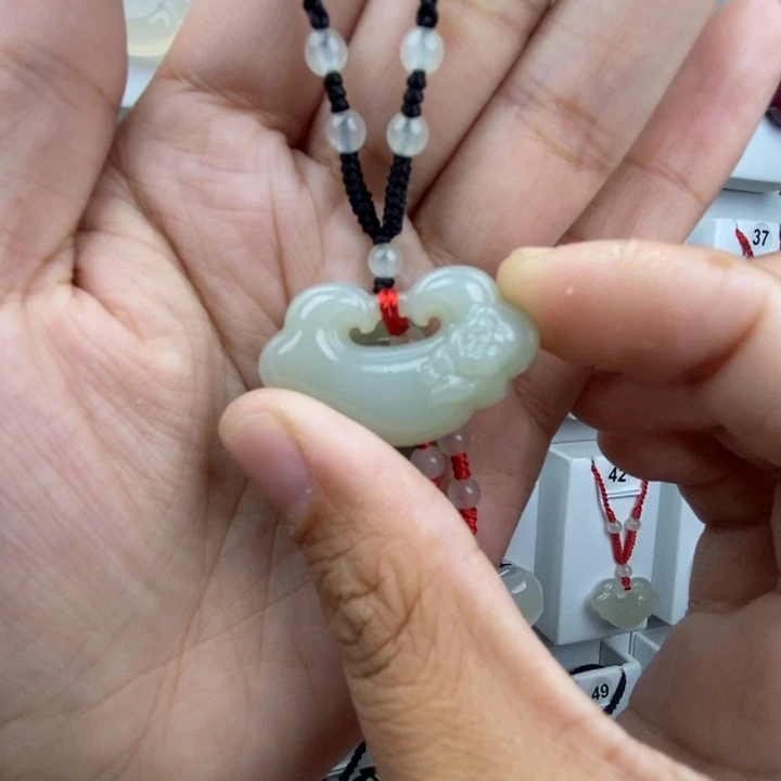 硕***妈和田玉未镶嵌颈饰