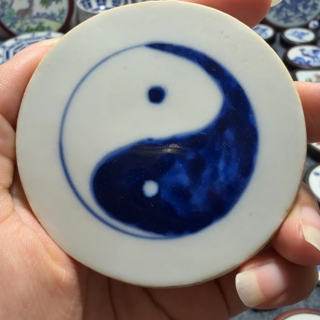 摆件青花瓷片一个