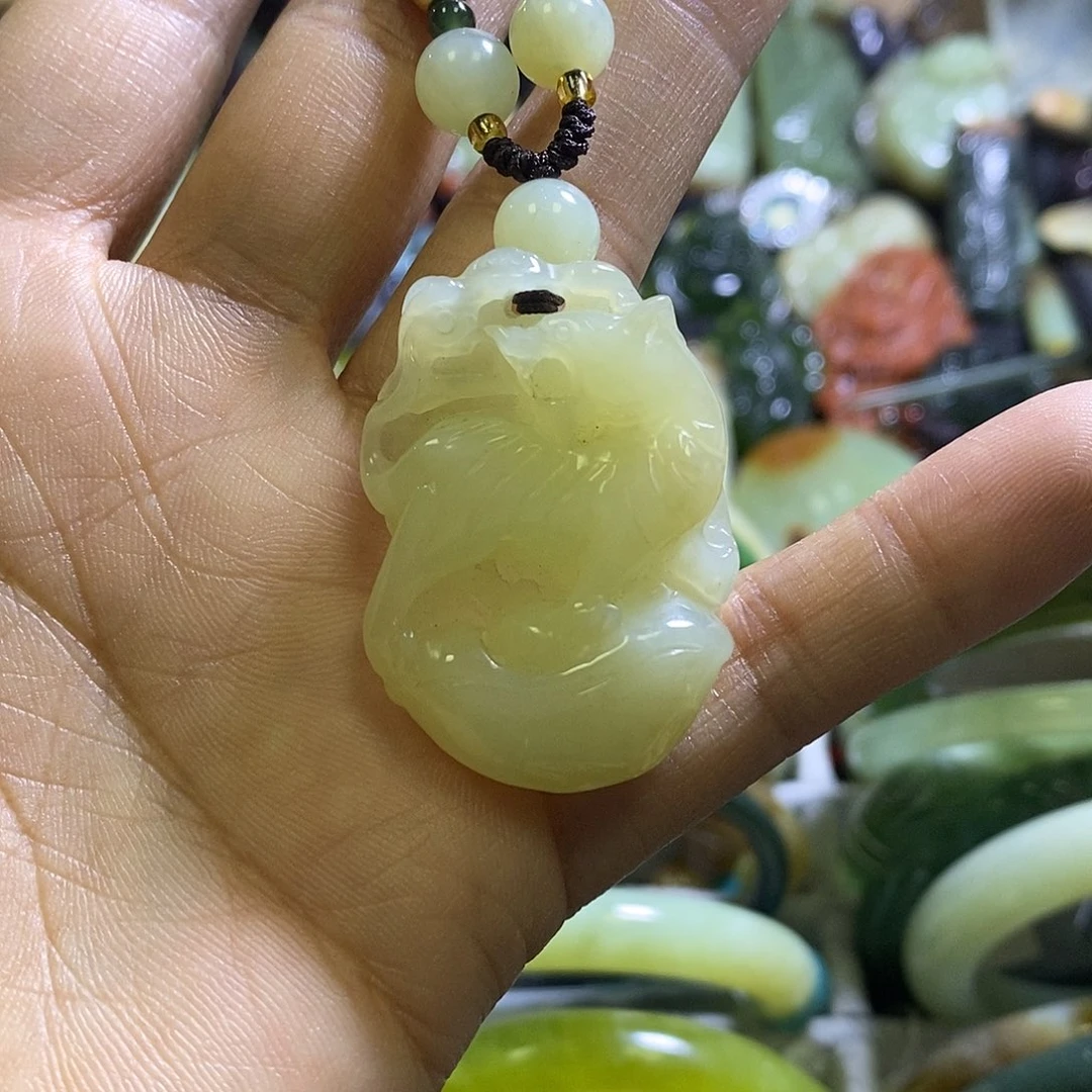 和田玉未镶嵌颈饰老虎