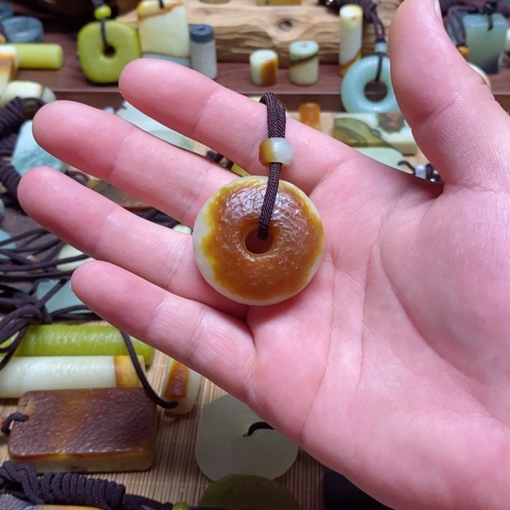 蛇纹石玉挂件未镶嵌蓝***。