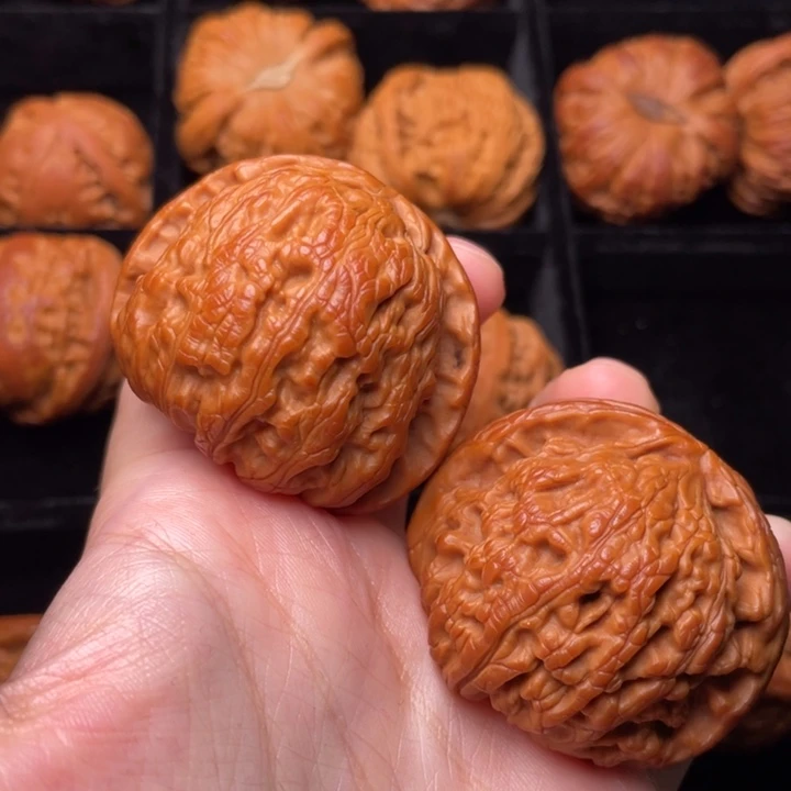 文玩核桃把件秦岭野生文玩核桃